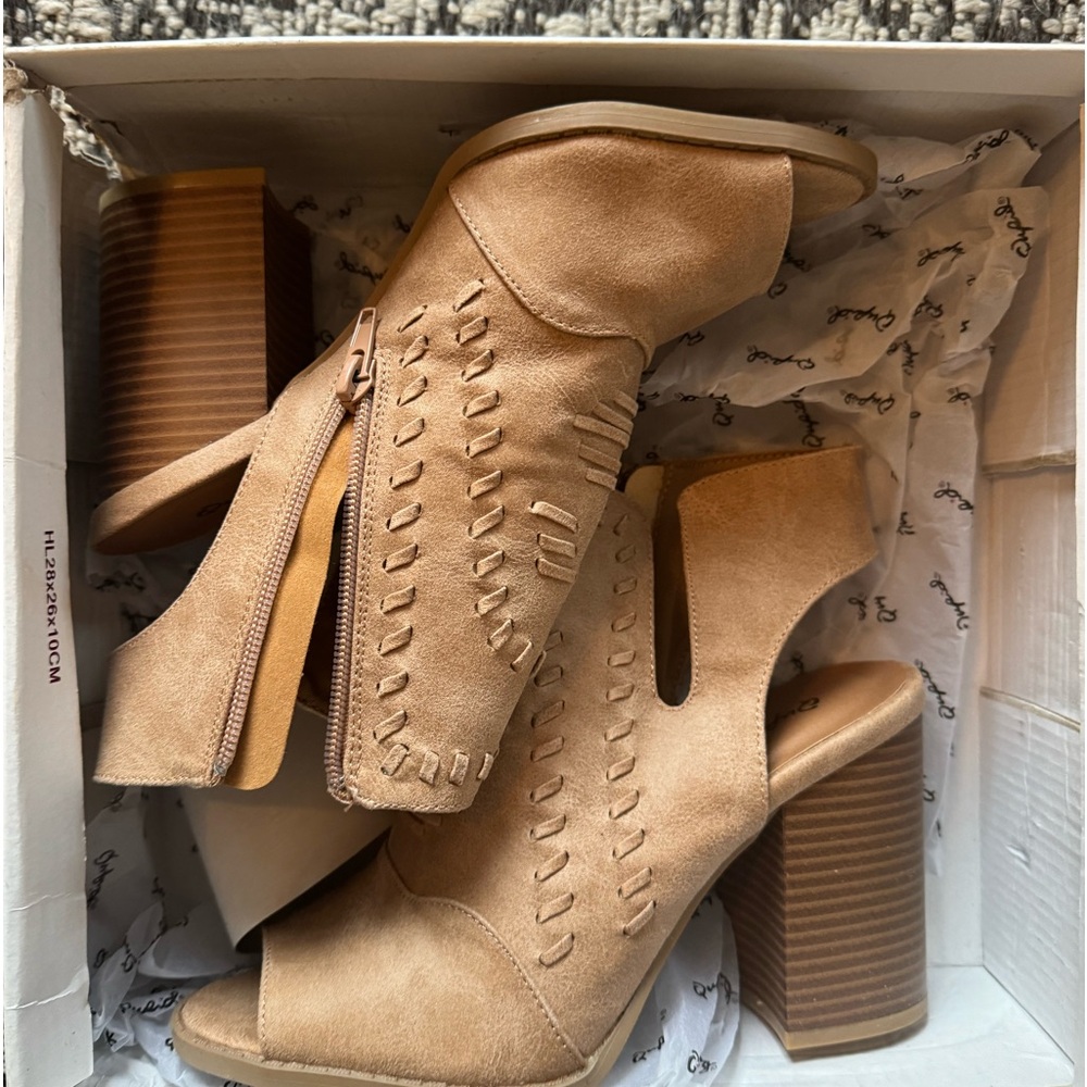 Qupid Shayla peep toe bootie size 7 new in box